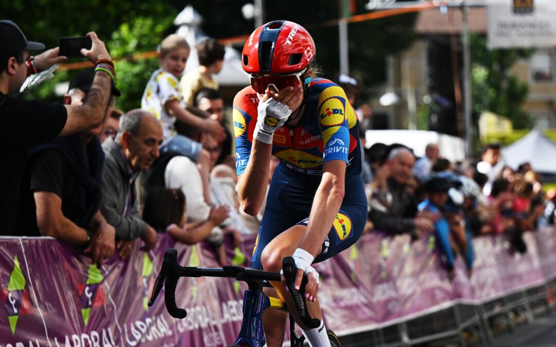 Isabella Holmgren Claims First Professional Road Racing Victory in Durango-Durango Emakumeen Saria